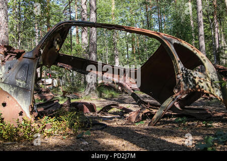 Ryd, Smaland, Schweden 30. Juli 2018. Die sumpfigen Wald Kyrko mosse ist ein altes Auto Friedhof, gefüllt mit den Wracks von historischen Fahrzeugen, Stockfoto