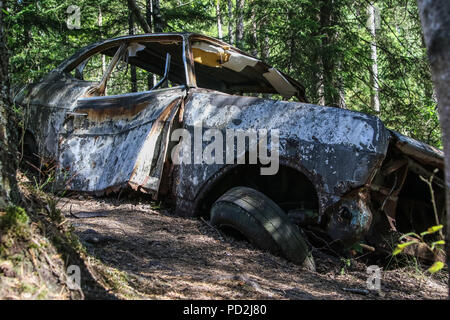 Ryd, Smaland, Schweden 30. Juli 2018. Die sumpfigen Wald Kyrko mosse ist ein altes Auto Friedhof, gefüllt mit den Wracks von historischen Fahrzeugen, Stockfoto