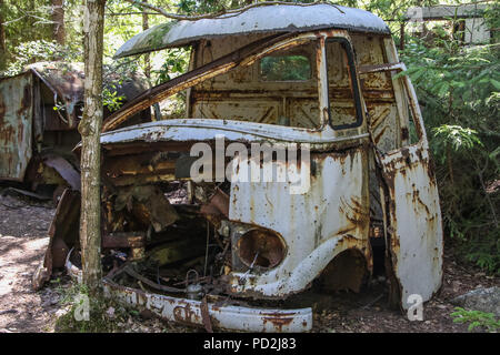 Ryd, Smaland, Schweden 30. Juli 2018. Die sumpfigen Wald Kyrko mosse ist ein altes Auto Friedhof, gefüllt mit den Wracks von historischen Fahrzeugen, Stockfoto