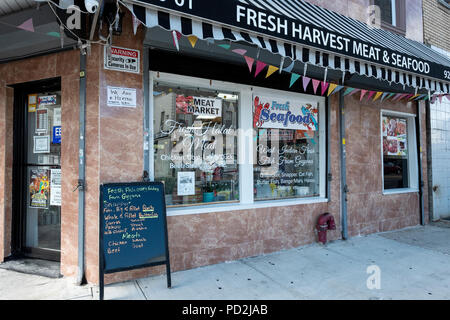 Die Außenseite des frischen Ernte Fleisch & Fisch und Meeresfrüchte, Guyanese Store auf Liberty Avenue in South Richmond Hill, Queens, New York. Stockfoto