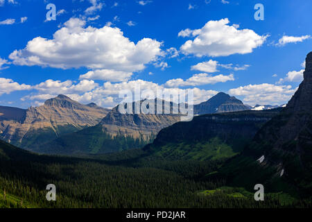 Dies ist ein Blick auf die spektakulären Berge von der Ostseite des du in der Sonne unterwegs im Glacier National Park, Montana, USA gesehen. Stockfoto