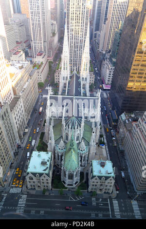 Blick auf die St. Patrick's Cathedral die wichtigsten Römisch-katholische Kathedrale in New York aus der 39. Etage des Lotte New York Palace Hotel Stockfoto