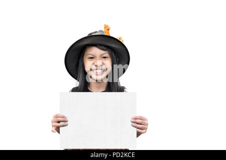 Portrait von asiatischen Mädchen in Hexe Kostüm Holding leere Raum auf weißem Hintergrund Stockfoto