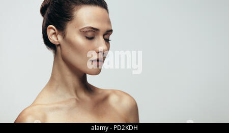 Close up Portrait von attraktiven jungen Frau, die mit einer punktierten Linie unter der Augenbraue. Weibliche Modell unter Plastische Chirurgie. Stockfoto