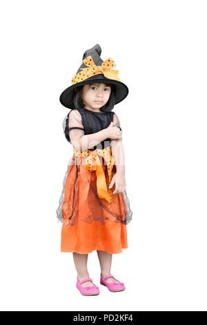 Portrait von cute Asian Girl mit Hexe Kostüm für Halloween auf weißem Hintergrund Stockfoto