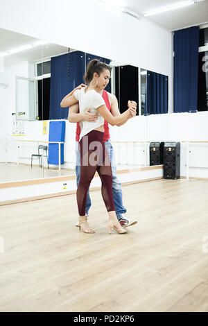 Mann tanzen mit ihrem schönen Partner. Casual dencing Moment Stockfoto