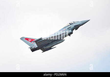 Royal Air Force Euro Fighter, Taifun, mit 100 Jahr Jubiläum Insignien auf den Schwanz, auch bei der RAF Fairford RIAT air show, Großbritannien 2018 Stockfoto