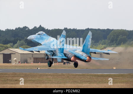 Die Ukrainian Airforce Sukhoi SU-27 Flanker hebt von der Hauptpiste bei RIAT 2018 Fairford ab Stockfoto