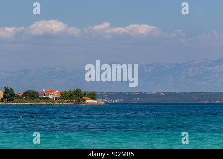 Zadar, Kroatien - 24. Juli 2018: die malerischen Blick auf das klare Wasser der Insel Ugljan Stockfoto