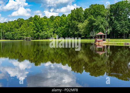 Dieser Kerl war verbringt seine Morgen tun einige Angeln am See in Guthrie Smith Park in Fayette, Alabama. Stockfoto