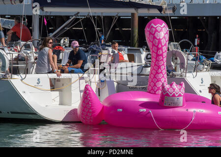 Ein großes Meer aufblasbare Spielzeug auf der Rückseite eine Yacht für ein bisschen Spaß duting der jährlichen Cowes Week Regatta auf der Insel Wight gebunden Stockfoto