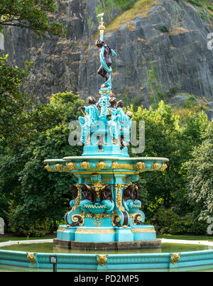 Viktorianische gusseiserne Ross Brunnen, Princes Street Gardens, Edinburgh, Schottland, Großbritannien, hell Nach der Restaurierung im Jahr 2018 lackiert Stockfoto