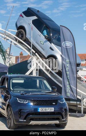 Landrover Handel display stand in Cowes auf der Isle of Wight. Demonstration neuer Land Rover Discovery und Range Rover Pkw und Off-Road-Fahrzeuge. Stockfoto