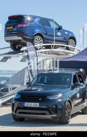Ein Land Rover Discovery und Range Rover 4 wheel drive Display stand auf einer Veranstaltung. Stockfoto