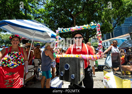 Südamerika, Brasilien - 11. Februar 2018: Karneval in Rio de Janeiro bieten Spaß für Nachtschwärmer aller Altersgruppen Stockfoto