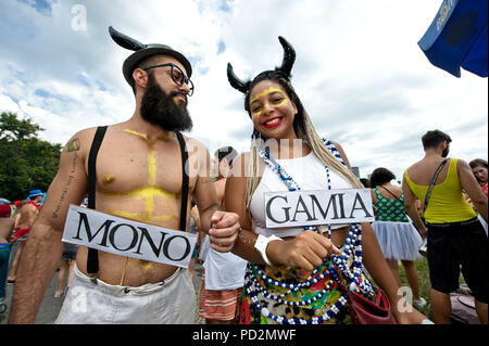 Karneval, Brasilien - 12. Februar 2018: Nachtschwärmer während der Sergeant Pepper street Block versammeln sich in Rio de Janeiro Stockfoto