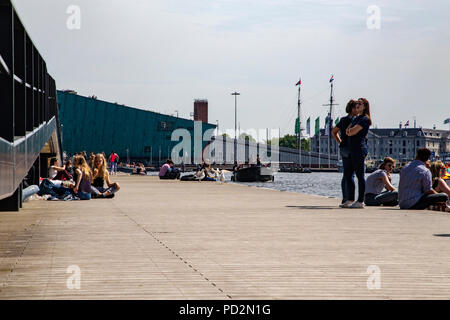 Blick auf den Fluss mit Nemo Science Museum auf dem Hintergrund. Amsterdam, Niederlande Stockfoto