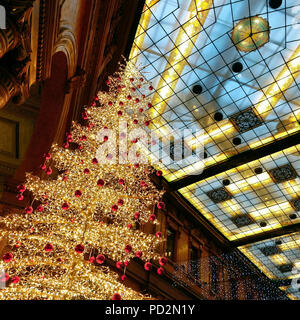 Rom Weihnachten LED-Lichter Baum, Galleria Alberto Sordi, früher Galleria Colonna, Via del Corso, Rom, Italien, Europa EU. Weihnachten, Weihnachten, Winter. Stockfoto