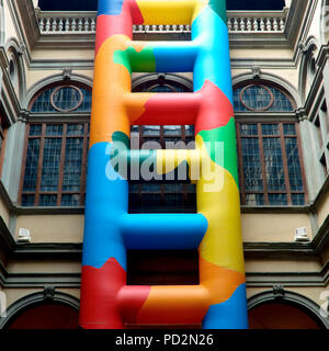 Installation einer aufblasbaren, bunten Leiter im Innenhof des Palazzo Strozzi, Gebäude im Renaissance-Stil. Florenz, Italien, Europa. Stockfoto