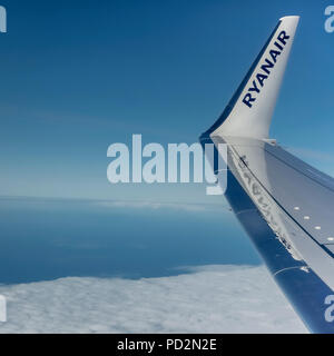 Ryanair, Budget Airline, Boeing 737 Flugzeug fliegen in den blauen Himmel. Flügel mit Logo auf Winglet. Kopieren Sie Platz. Stockfoto