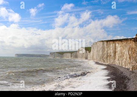 Die sieben Schwestern Kreidefelsen Blick von Birling Gap im Sommer. Nationalparks South Downs, East Sussex, England, UK. Stockfoto