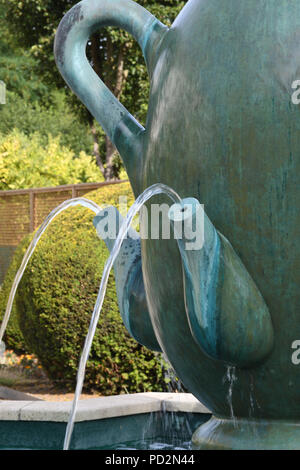 Wimbledon Wimbledon Common, London UK 4. Aug 2018. Das Millennium Brunnen von Richard Rom liebevoll als "Die Teekanne in Cannizaro Park bekannt Stockfoto