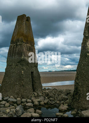 Überreste des Zweiten Weltkriegs konkrete anti Versand Barriere Pylonen in der Erhabene bei Ebbe, Cramond, Edinburgh, Schottland, Großbritannien Stockfoto