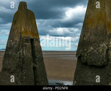 Überreste des Zweiten Weltkriegs konkrete anti Versand Barriere Pylonen in der Erhabene bei Ebbe, Cramond, Edinburgh, Schottland, Großbritannien Stockfoto