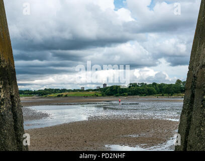 Überreste des Zweiten Weltkriegs konkrete anti Versand Barriere Pylonen in der Erhabene bei Ebbe, Cramond, Edinburgh, Schottland, Großbritannien Stockfoto