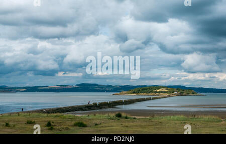 Gezeiten Causeway mit dem Zweiten Weltkrieg konkrete Liefer- Barriere für Cramond Insel über Firth-of-Forth, Cramond, Edinburgh, Schottland, Großbritannien Stockfoto