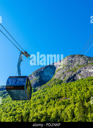 Auf der obersten og Mt Hoven in Loen, westlichem Norwegen mit herrlicher Aussicht auf die norwegischen Fjorde und Berge. Bequem mit der Seilbahn. Stockfoto