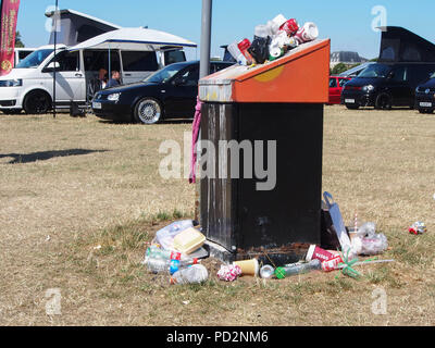 Eine überfließende runnish bin im öffentlichen Bereich Stockfoto