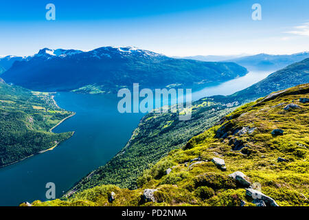 Auf der obersten og Mt Hoven in Loen, westlichem Norwegen mit herrlicher Aussicht auf die norwegischen Fjorde und Berge. Bequem mit der Seilbahn. Stockfoto