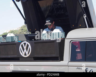 Ein Vintage split screen VW Camper van umgewandelt in eine mobile DJ-Pult Stockfoto