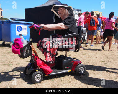 Eine ältere Dame, eine Mobilität scooter aufgrund Ihrer puiblic Bereich Stockfoto