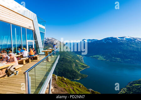 Auf der obersten og Mt Hoven in Loen, westlichem Norwegen mit herrlicher Aussicht auf die norwegischen Fjorde und Berge. Bequem mit der Seilbahn. Stockfoto