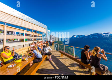 Auf der obersten og Mt Hoven in Loen, westlichem Norwegen mit herrlicher Aussicht auf die norwegischen Fjorde und Berge. Bequem mit der Seilbahn. Stockfoto