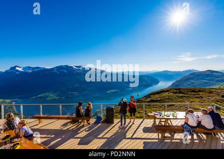 Auf der obersten og Mt Hoven in Loen, westlichem Norwegen mit herrlicher Aussicht auf die norwegischen Fjorde und Berge. Bequem mit der Seilbahn. Stockfoto