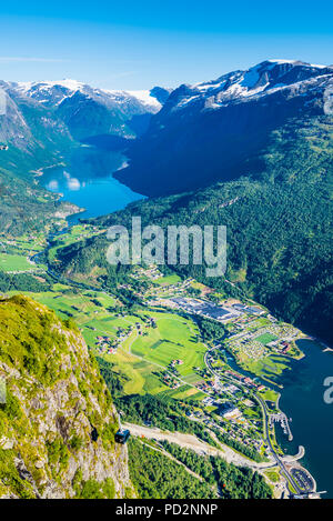 Auf der obersten og Mt Hoven in Loen, westlichem Norwegen mit herrlicher Aussicht auf die norwegischen Fjorde und Berge. Bequem mit der Seilbahn. Stockfoto