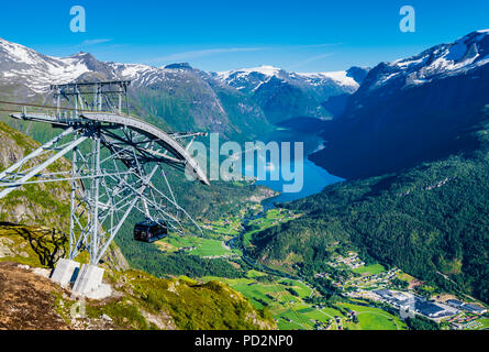 Auf der obersten og Mt Hoven in Loen, westlichem Norwegen mit herrlicher Aussicht auf die norwegischen Fjorde und Berge. Bequem mit der Seilbahn. Stockfoto