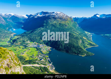 Auf der obersten og Mt Hoven in Loen, westlichem Norwegen mit herrlicher Aussicht auf die norwegischen Fjorde und Berge. Bequem mit der Seilbahn. Stockfoto