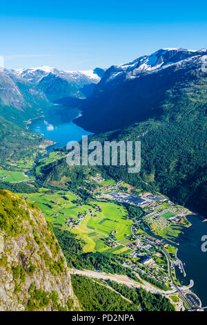 Auf der obersten og Mt Hoven in Loen, westlichem Norwegen mit herrlicher Aussicht auf die norwegischen Fjorde und Berge. Bequem mit der Seilbahn. Stockfoto