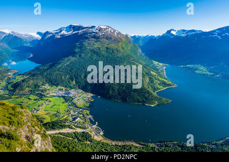 Auf der obersten og Mt Hoven in Loen, westlichem Norwegen mit herrlicher Aussicht auf die norwegischen Fjorde und Berge. Bequem mit der Seilbahn. Stockfoto