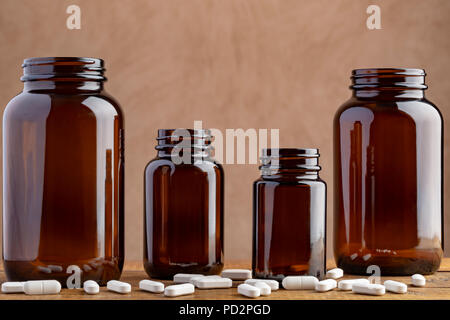 Vier pharmazeutischen Flaschen mit verschiedenen Pillen und Kapseln Stockfoto