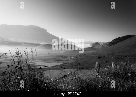 Anzeigen von Castelluccio Di Norcia (Umbrien) in der Dämmerung, bei Nebel, große Wiesen und völlig leeren Himmel Stockfoto
