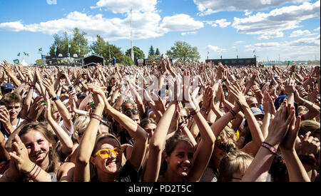 Dänemark, Roskilde - Juli 1, 2018. Energetische Festivalbesucher an einem der vielen Live Konzerte während der dänischen Musik Festival Roskilde Festival 2018. (Foto: Gonzales Foto - Peter Troest). Stockfoto