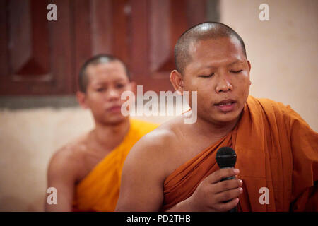 Ein buddhistischer Mönch singen mit seinen Augen während einer Zeremonie in einem der Tempel in ihrem Kloster geschlossen. Stockfoto