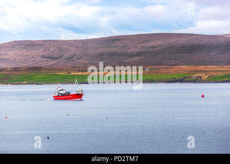 Ein Schiff in den Hafen von Stromness, Orkney Inseln Stockfoto