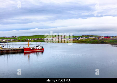 Ein Schiff in den Hafen von Stromness Stockfoto