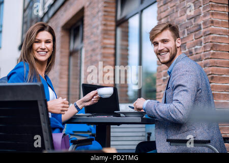 Business Paar an einer Sitzung in einem Street Cafe Stockfoto